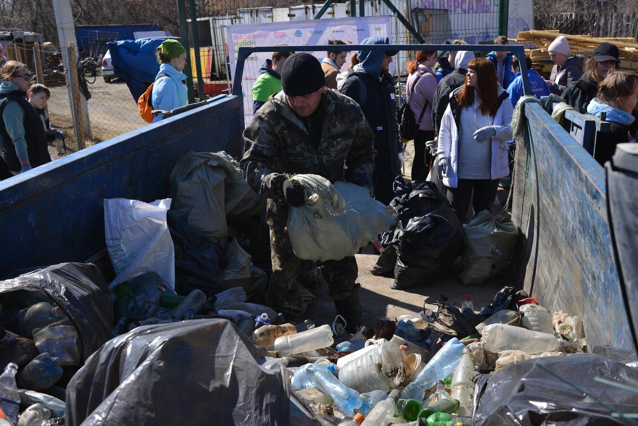 Фото В Новосибирске волонтеры собрали на пляже 418 мешков мусора 2